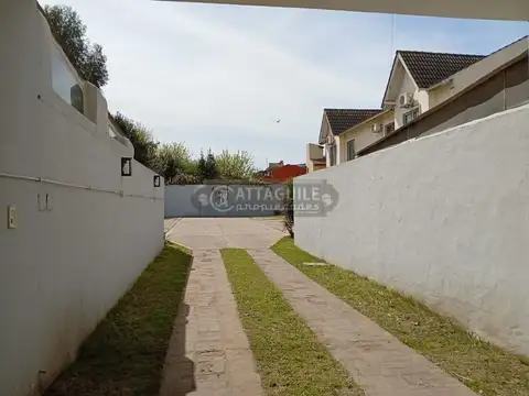 Casa en Alquiler con 1 cochera