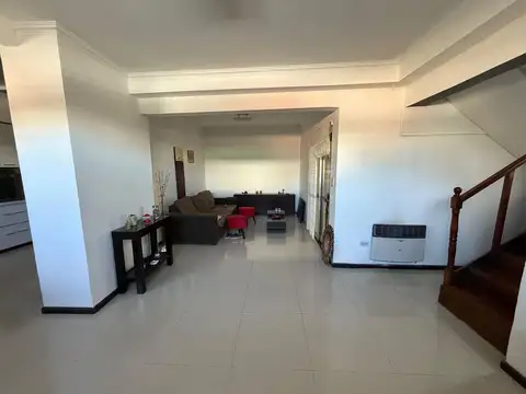 CASA EN VENTA 3 DORMITORIOS CON COCHERA