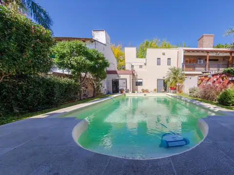VENTA CASA 2 DORMITORIOS - JARDÍN - QUINCHO - PILETA - COCHERA DOBLE - G. BAIGORRIA