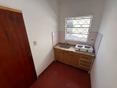 VENTA - CASA CON PATIO-  MERLO CENTRO