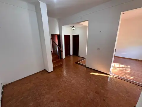 VENTA - CASA CON PATIO-  MERLO CENTRO