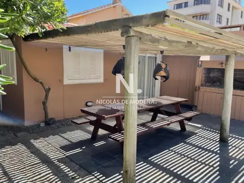 En venta espectacular casa frente al mar de 4 dormitorios en Punta del Este.