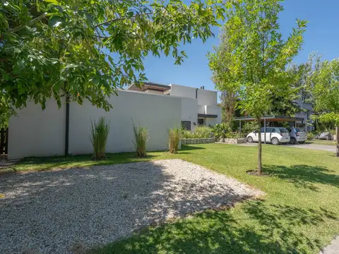 Casa 4 ambientes con 4 baños