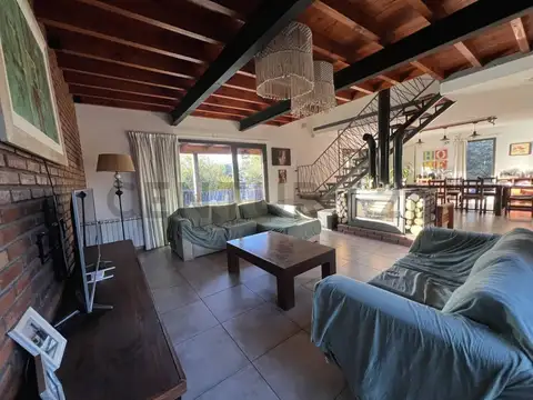 Casa 6 ambientes con 2 baños