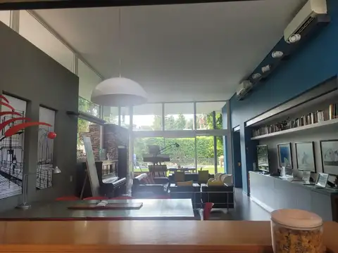 Calidad y diseño. Ubicacion central. 4 dormitorios y dep. Casa en vta en San Carlos C.C.
