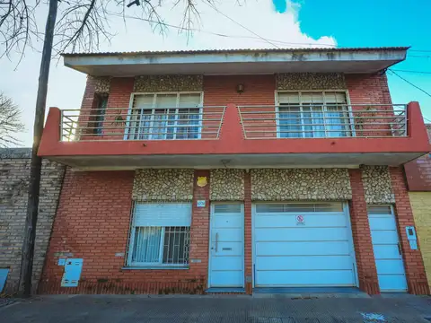 Casa 3 dormitorios Pileta quincho Azcuenaga Apto Credito