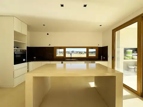 Casa en Venta con 4 cocheras