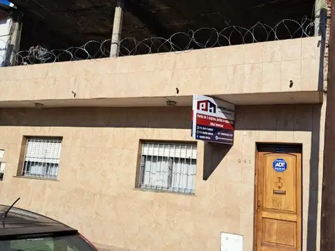 Vivienda al frente con espacio libre al fondo propio