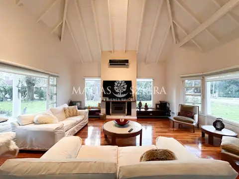 Casa 5 ambientes con 4 baños