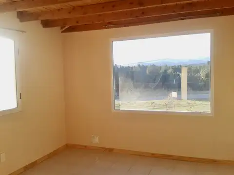 Depto dos ambientes en primer piso (por escalera), en muy buena ubicación frente a Ruta N°40.