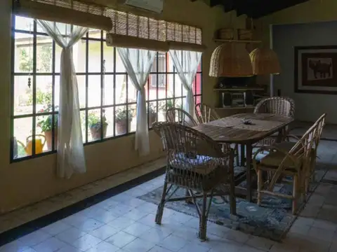 Casa 4 ambientes con 2 baños