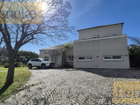 Excelente casa en Albanueva, muy buenas vistas