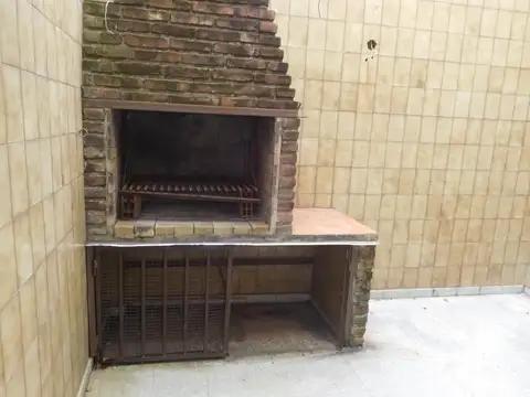 CASA DESARROLLADA EN 2 PLANTAS ,PATIO Y GARAGE 3 AUTOS