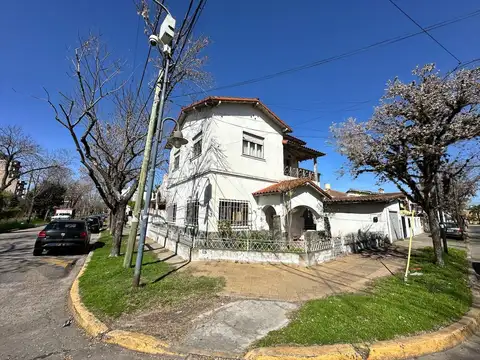 Venta casa 4 ambientes, con cochera,Tigre Centro