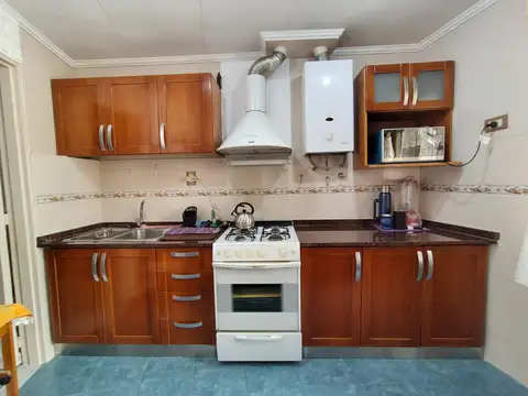 Montevideo al 1600 dos dormitorios con balcón al frente.