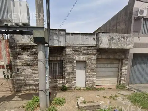 Casa a refaccionar en amplio terreno de 376m2