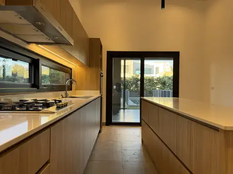 Casa 5 ambientes con 2 baños