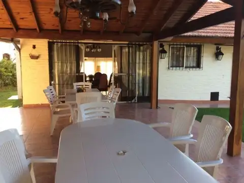 Casa en Venta con 2 cocheras