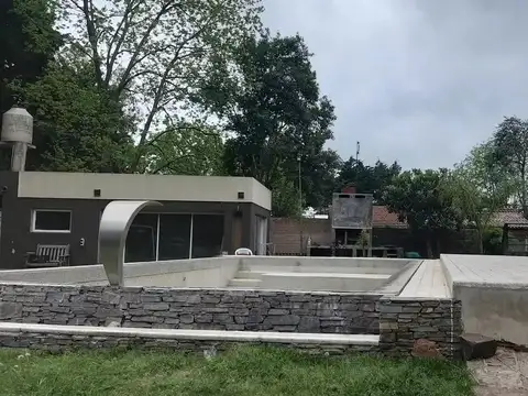 Casa en venta - 3 Dormitorios 2 Baños - Cochera - 900Mts2 - Florencio Varela