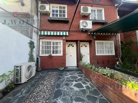 Hermoso duplex de cuatro ambientes con patio y cochera.