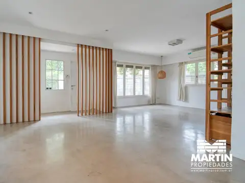 Casa en venta en Martínez 5 ambientes, suite, baño y toilette, depend, jardín con pileta, cochera.