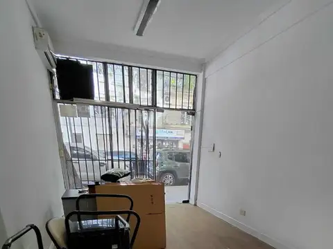 LOCAL EN 2 PLANTAS - VIDRIERA DE 3 MTS - EXCELENTE UBICACION