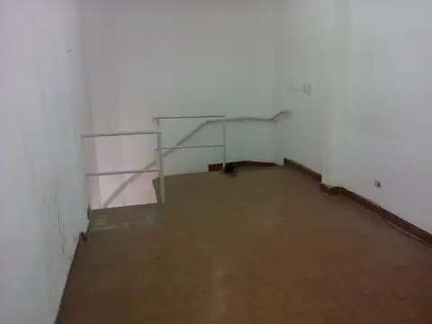 LOCAL EN 2 PLANTAS - VIDRIERA DE 3 MTS - EXCELENTE UBICACION