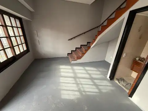 Casa 6 ambientes con 2 baños