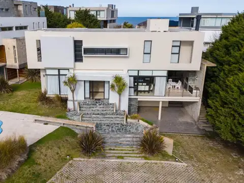 Casa 4 ambientes con 4 baños