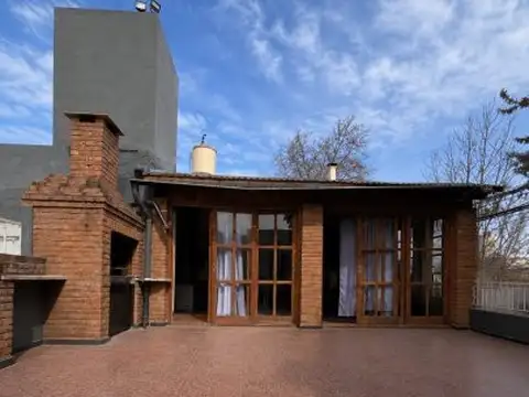 Casa 7 ambientes con 2 baños