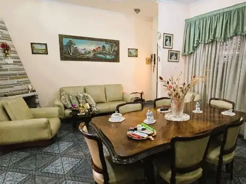 Casa en Venta con 2 cocheras