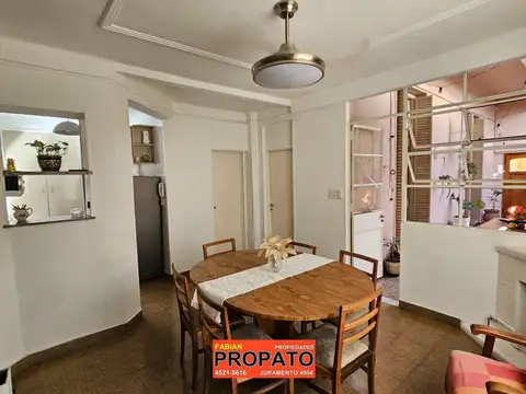 Ph de 4 ambientes al frente con entrada independiente, patio y terraza propia!
