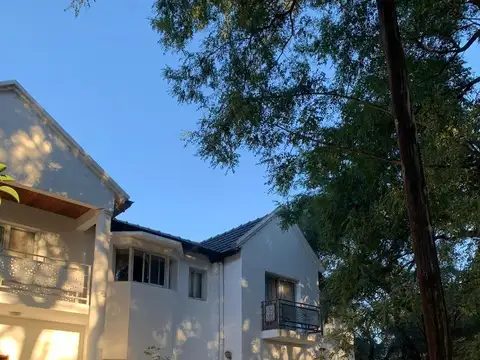 Casa 9 ambientes con 5 baños