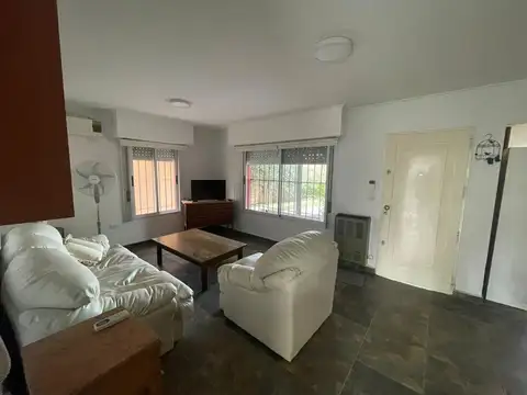 Casa el alquiler - 1 dormitorio - parque y pileta