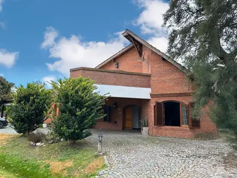 Casa en alquiler en Country Club El Bosque, Campana - 5 Ambientes