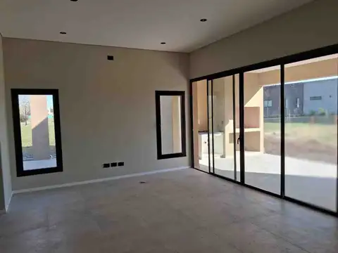 Casa en Venta con 3 cocheras