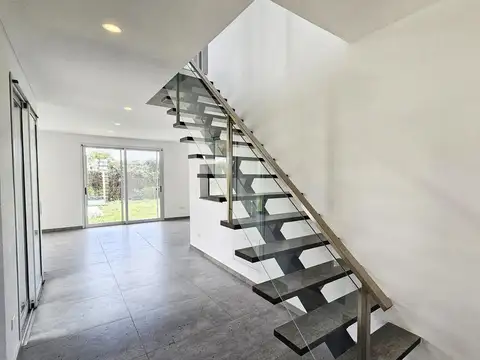 Casa 7 ambientes con 4 baños