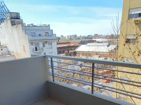 Divino 2 amb al frente con balcón, Antiguedad 3 años
