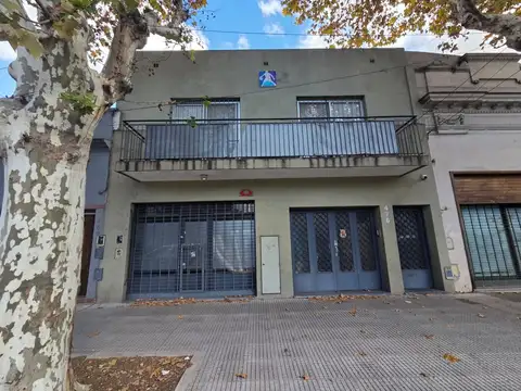 Casa con local en Av. Carrasco 400 CABA