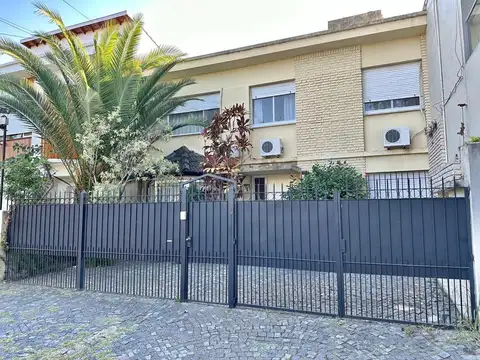 UNICO EN LA ZONA  COMODISIMA CASA DE 4 DORMITORIOS, ENTRADA PARA UN AUTO Y BUEN PATIO/JARDIN.