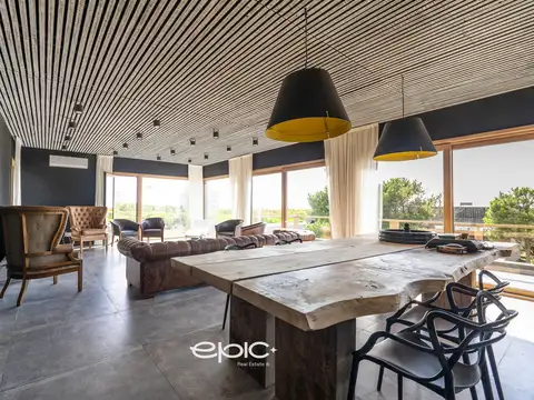 Casa en Venta con 3 cocheras