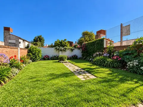 Venta Casa 3 ambientes con cochera y amplio parque en Banfield
