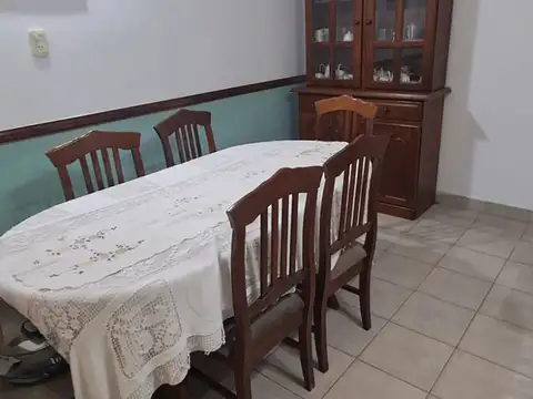 Casa 8 ambientes con 2 baños
