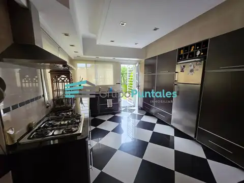 Casa con 4 dormitorios y gran parque en El Trébol Ezeiza sobre lote de 20 x 80 metros apta credito