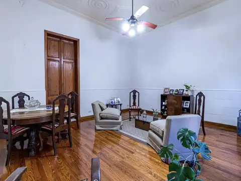 Casa 8 ambientes con 2 baños