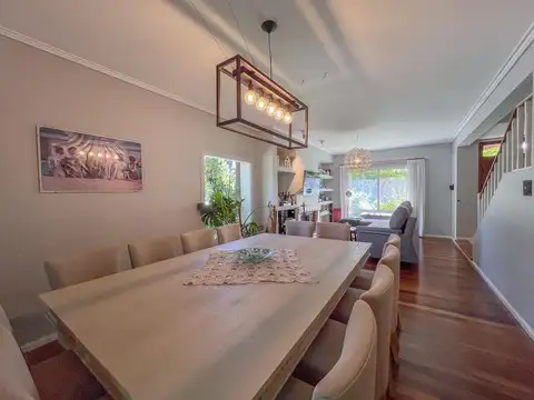 Casa en Venta con 3 cocheras