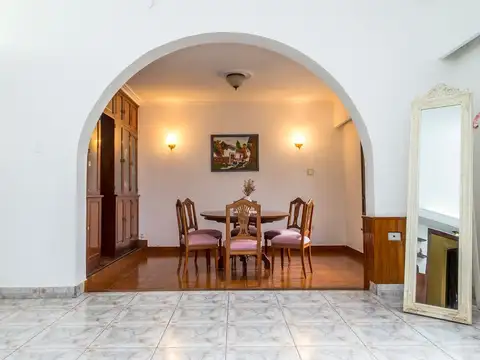 Casa 6 ambientes con 2 baños