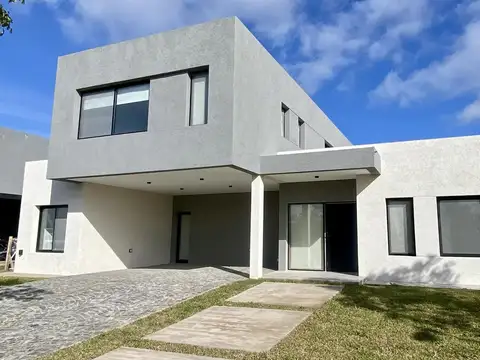 Casa A Estrenar en Riberas - Parquizada - Con Piscina - 6 Ambientes