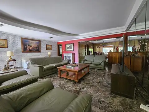 Casa en Venta con 3 cocheras