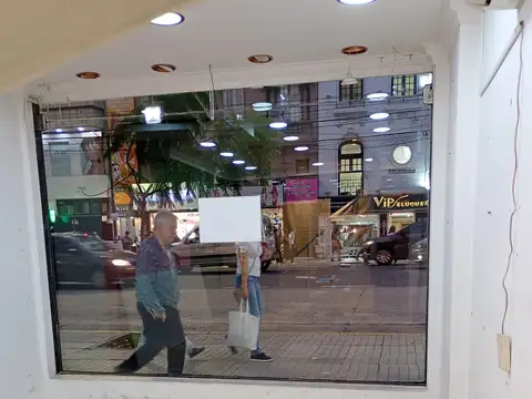 EXCELENTE LOCAL CON ENTREPISO EN GALERÍA ACOYTE CON VIDRIERA A LA AVENIDA